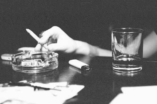 Resultado de imagem para bebidas e cigarros tumblr